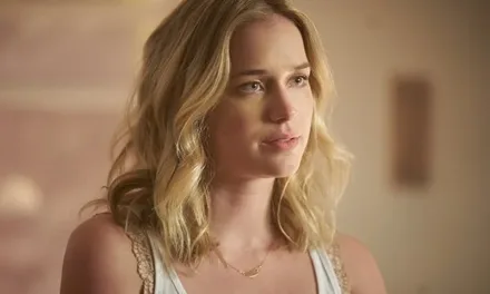 Qui est Elizabeth Lail, la “partenaire” de Penn Badgley dans la série YOU ? (Netflix)