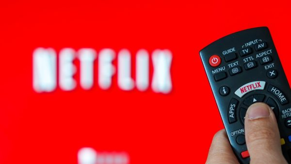 netflix tv screen 600x338 - La suppression de l'offre Essentiel de Netflix en France : explications et conséquences (tarifs 2024)