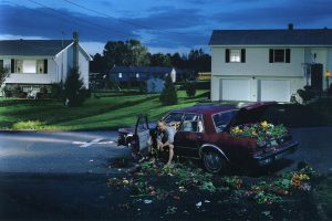 gregory crewdson mytho 300x200 - Mytho : un crabe et sa farce aux mensonges s'invitent à la table Netflix (critique)