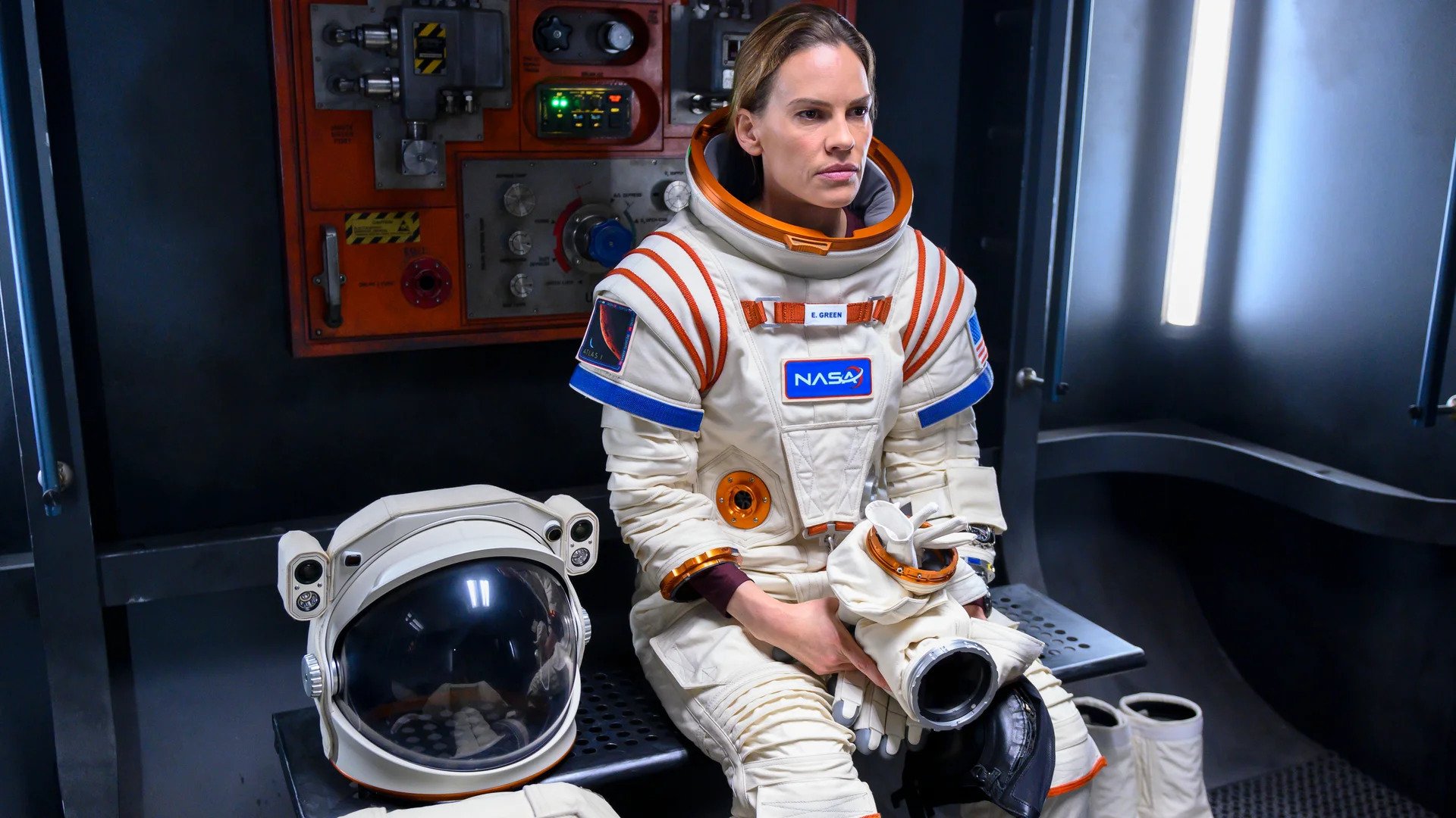 away netflix - Away : Netflix lance la bande annonce de sa prochaine série spatiale avec Hilary Swank