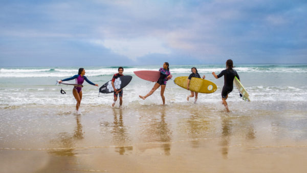 surviving summer netflix 600x338 - Surviving summer : surfez sur la vague de cette nouvelle teen-série en juin sur Netflix (+ Avis)