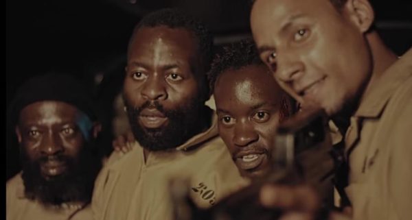 40 sticks netflix 600x321 - 40 sticks : c'est quoi ce thriller à suspens kenyan disponible sur Netflix ?