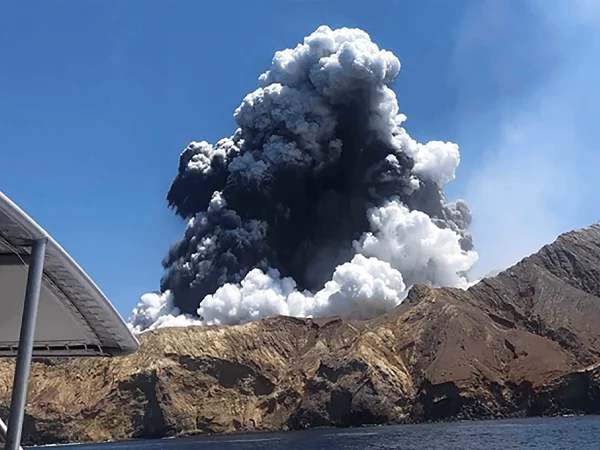 whakaari dans le piege du volcan 600x450 - Tempête de Noël