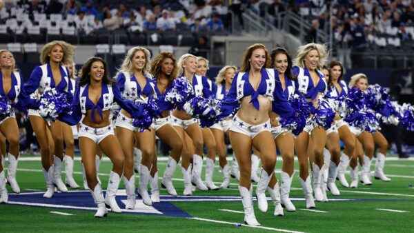 AP Dallas Cowboys Cheerleaders 600x338 - America’s Sweethearts : Le documentaire sur les Dallas Cowboys Cheerleaders fait réagir en ce moment sur Netflix (Avis + infos saison 2)