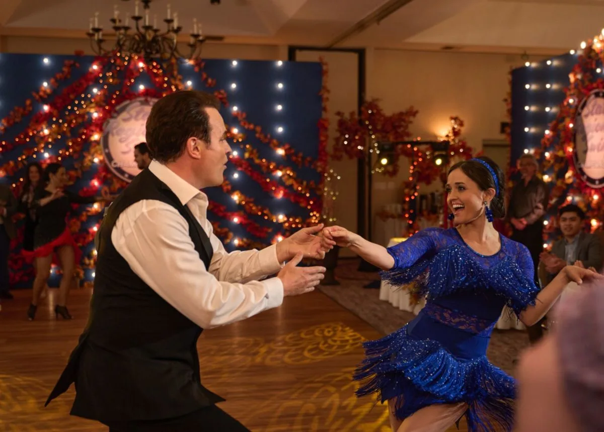 swing into romance 19 jpg - Netflix célèbre Noël avec "La Romance entre dans la danse" et d'autres téléfilms festifs !