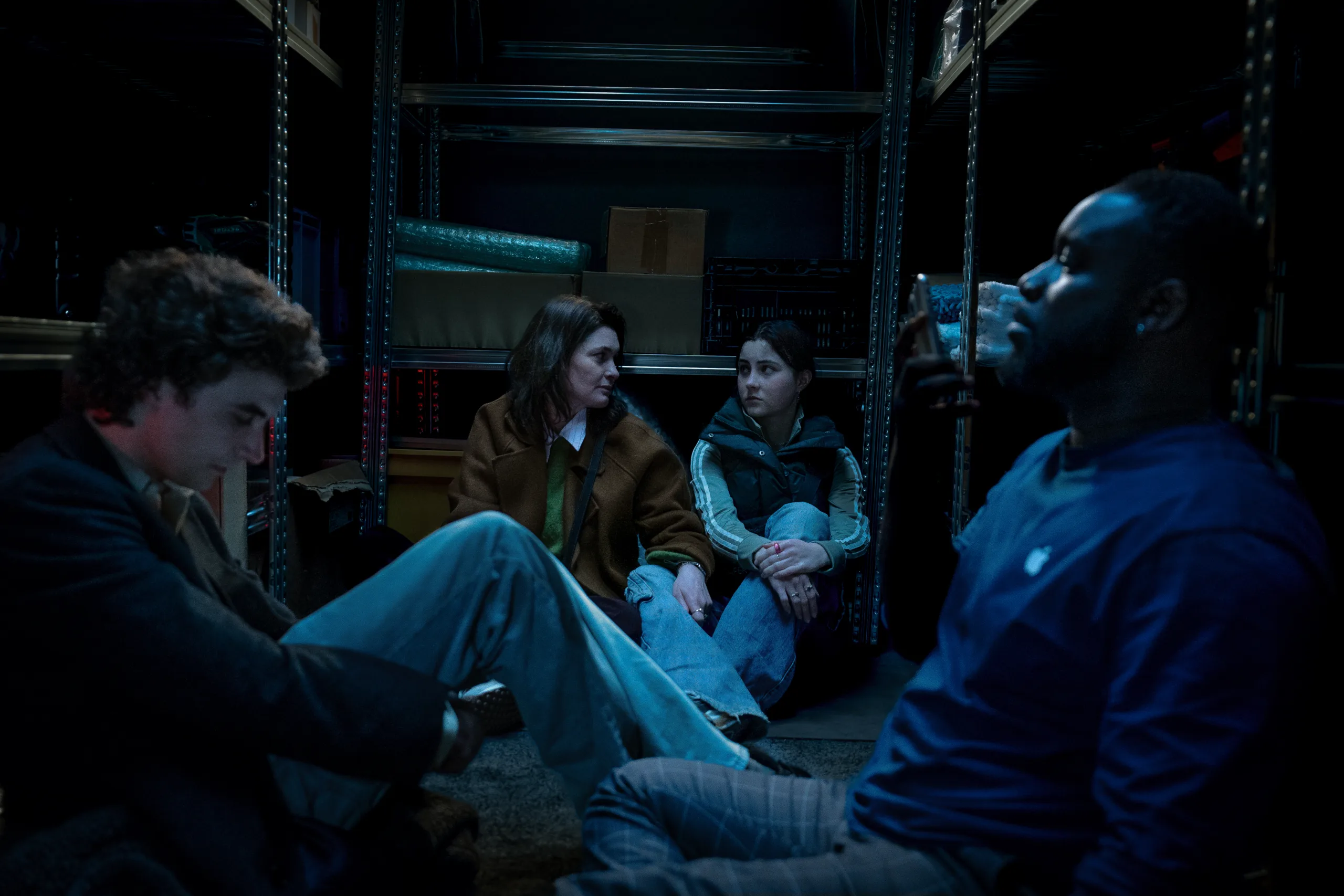 iHostage Unit A928602 scaled - "iHostage" : Revivez la prise d'otages de l'Apple Store d'Amsterdam en avril sur Netflix​